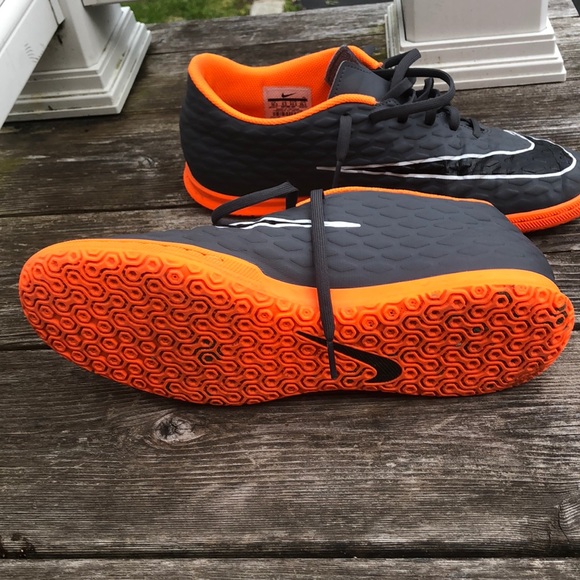 These are used indoor soccer shoes. - Picture 2 of 4